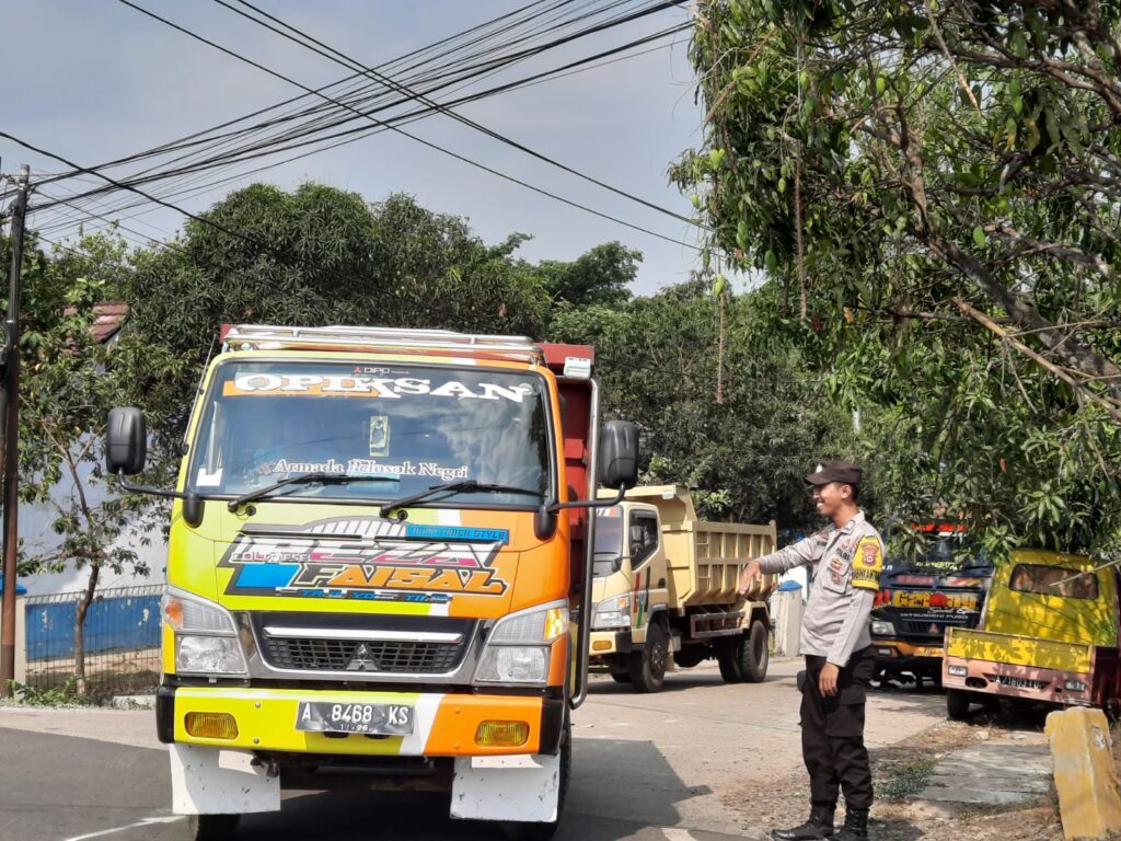 Polsek Cigeulis Rutin Melaksanakan Pengaturan Lalu Lintas untuk Ciptakan Ketertiban dan Kenyamanan 6 WhatsApp Image 2023 10 20 at 15.07.37