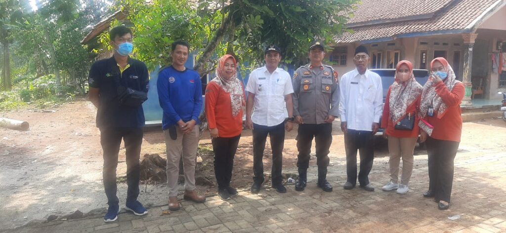Polsek Cimanuk Polres Pandeglang Melaksanakan Fogging untuk Mencegah DBD 8 WhatsApp Image 2023 10 20 at 15.12.26