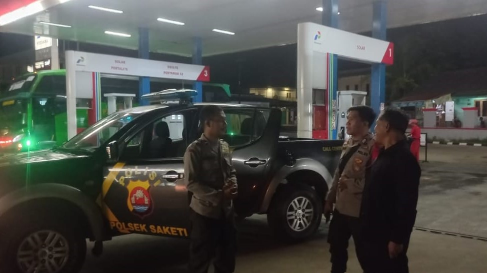 Polsek Saketi Gelar Patroli Malam untuk Mempertahankan Kamtibmas 10 WhatsApp Image 2023 10 22 at 11.21.31