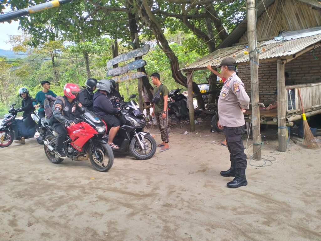 Polsek Sumur Lakukan Patroli di Tempat Wisata untuk Ciptakan Harkamtibmas 9 WhatsApp Image 2023 10 22 at 11.23.09