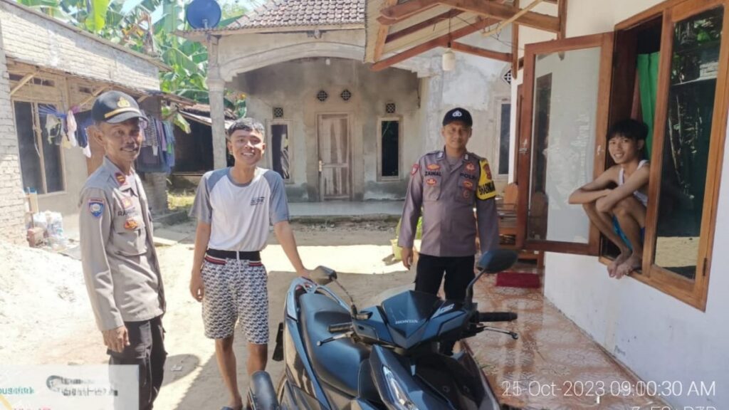 Polsek Cikeusik Terus Meningkatkan Patroli dan Sambang Warga 7 WhatsApp Image 2023 10 22 at 11.40.21
