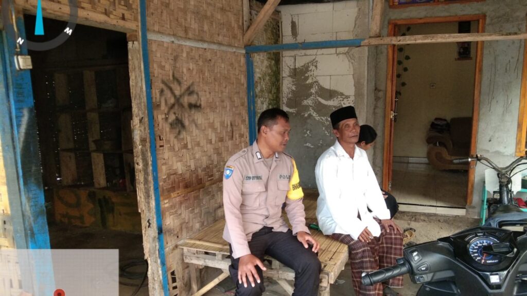 Bhabinkamtibmas Polsek Cikeusik Gelar Sambang Door to Door untuk Meningkatkan Keamanan dan Ketertiban Masyarakat 6 WhatsApp Image 2023 10 22 at 11.42.27