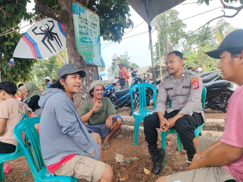 Bhabinkamtibmas Polsek Pulosari Lakukan Silaturahmi dengan Warga Sukaraja 5 WhatsApp Image 2023 10 22 at 11.47.59
