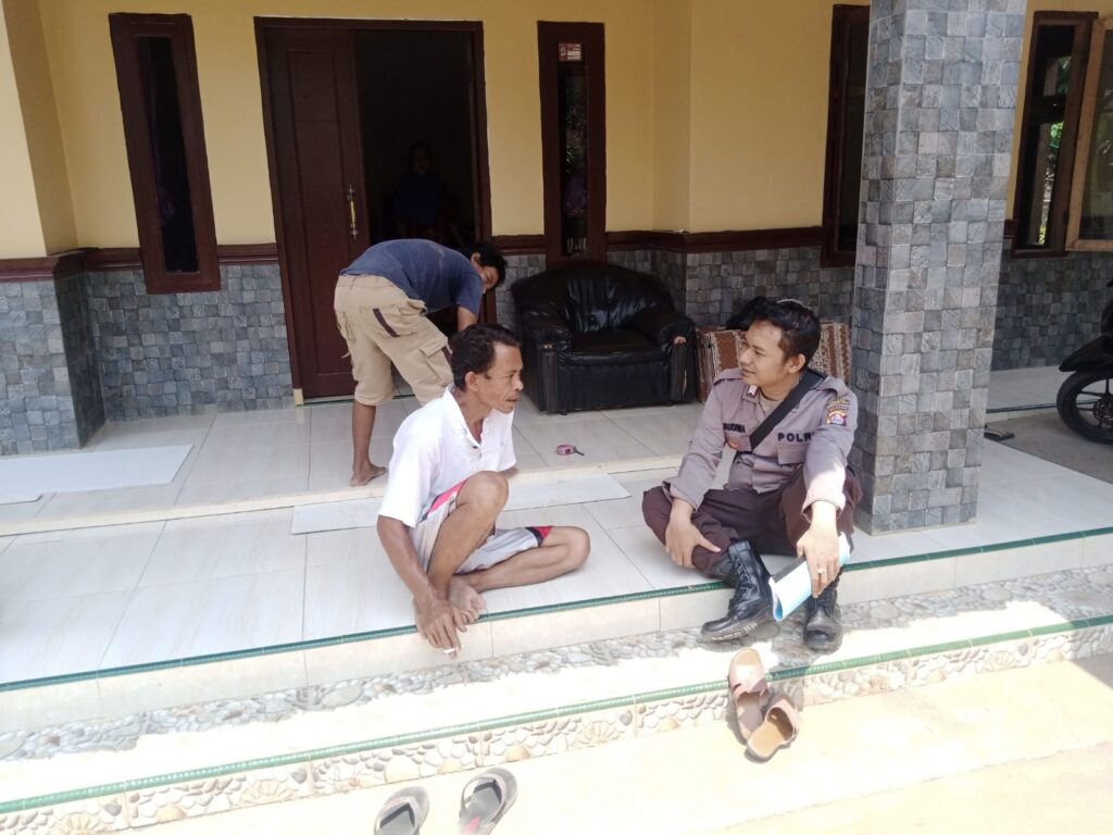 Bhabinkamtibmas Polsek Cikedal Melaksanakan Giat Sambang 4 WhatsApp Image 2023 10 22 at 11.51.48