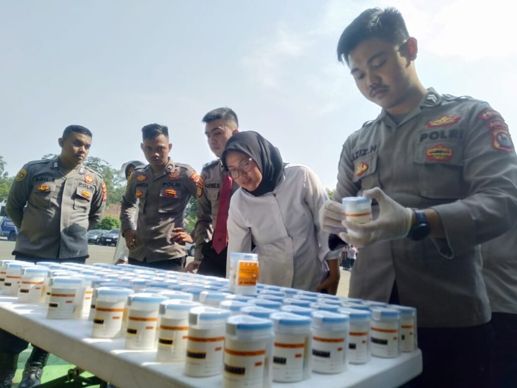 Polres Pandeglang Jalani Tes Urine sebagai Upaya Pemeliharaan Integritas dan Kualitas Kerja 2 WhatsApp Image 2023 10 23 at 10.50.27