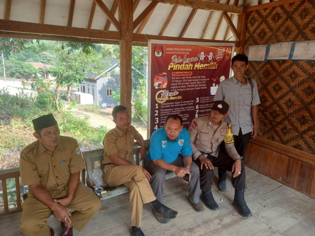 Bhabinkamtibmas Polsek Carita Sambangi Kantor Desa 1 WhatsApp Image 2023 10 23 at 11.02.28