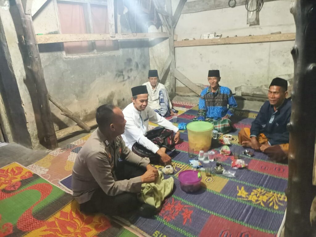 Polsek Pulosari Melaksanakan Patroli C3 untuk Ciptakan Lingkungan Aman 10 WhatsApp Image 2023 10 23 at 20.25.34