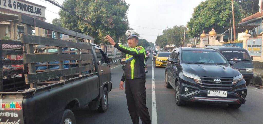 Polsek Pandeglang Rutin Melakukan Pengaturan Lalu Lintas 6 WhatsApp Image 2023 10 23 at 20.27.38