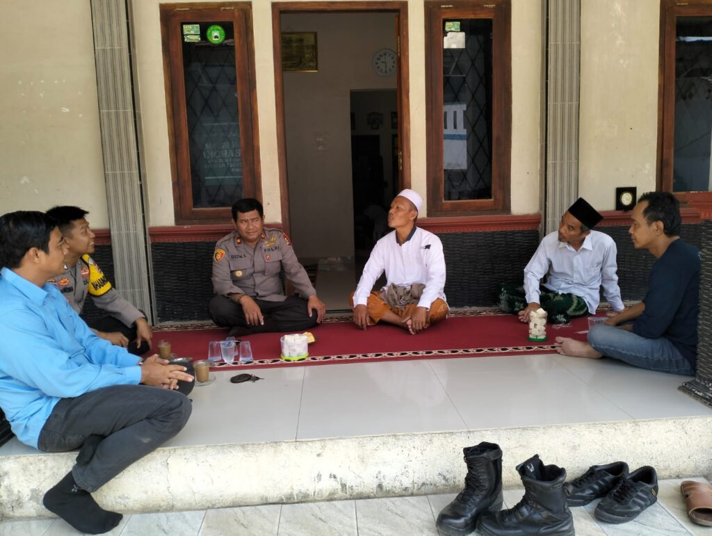 Silaturahmi Kapolsek Pandeglang dengan Tokoh Agama KH. MUHIDIN 7 WhatsApp Image 2023 10 23 at 20.34.52