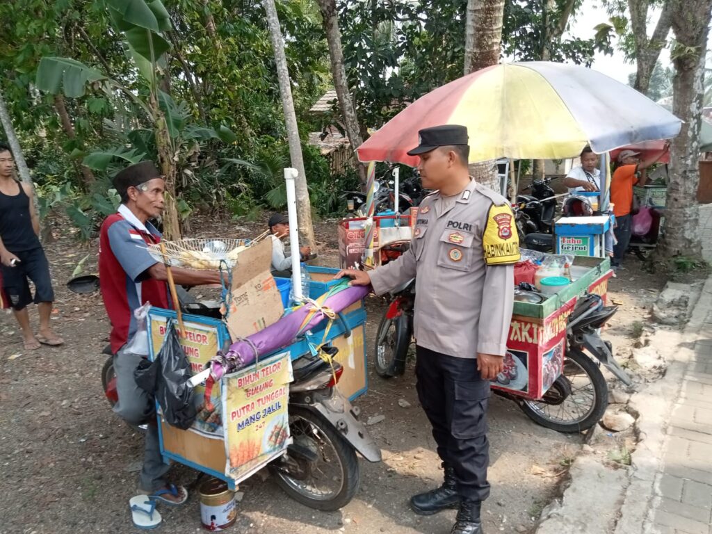Bhabinkamtibmas Polsek Cikedal Sambangi Warga Binaan di Desa Dahu 9 WhatsApp Image 2023 10 23 at 20.40.09