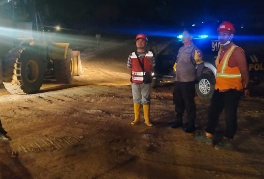 Polsek Bojong Melakukan Patroli Malam di Lokasi Proyek Jalan Tol Bojong - Panimbang 9 WhatsApp Image 2023 10 24 at 11.07.52