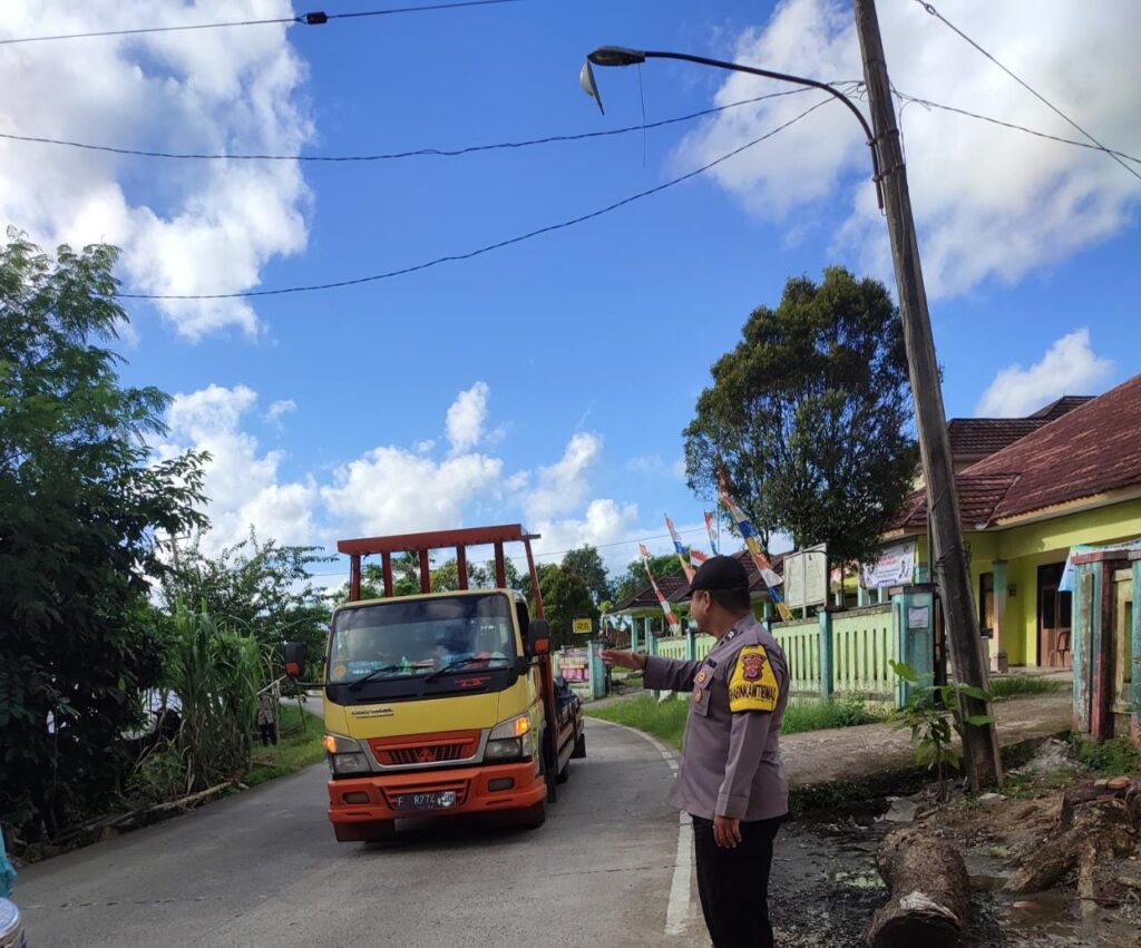 Anggota Piket Polsek Angsana Polres Pandeglang Laksanakan Giat Pengaturan Lalu Lintas Rutin 4 WhatsApp Image 2023 10 24 at 11.15.34