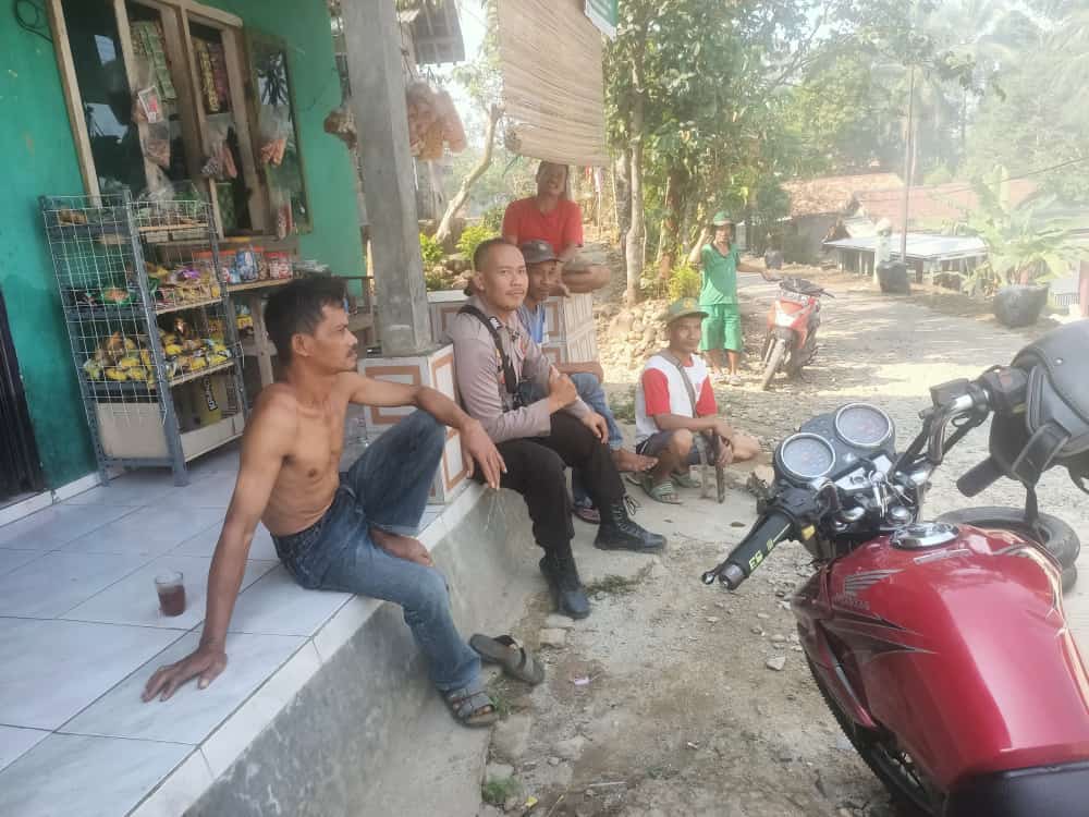 Bhabinkamtibmas Polsek Pulosari Terus Membina Hubungan Baik dengan Warga Masyarakat 5 WhatsApp Image 2023 10 24 at 11.35.38