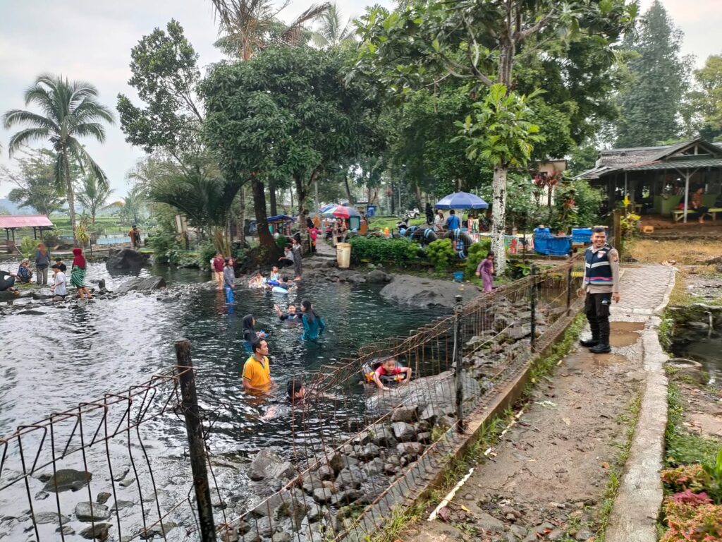 Anggota Polsek Pulosari Tingkatkan Keamanan dan Ketertiban Masyarakat Melalui Kegiatan Sambang KRYD 1 WhatsApp Image 2023 10 24 at 19.11.01