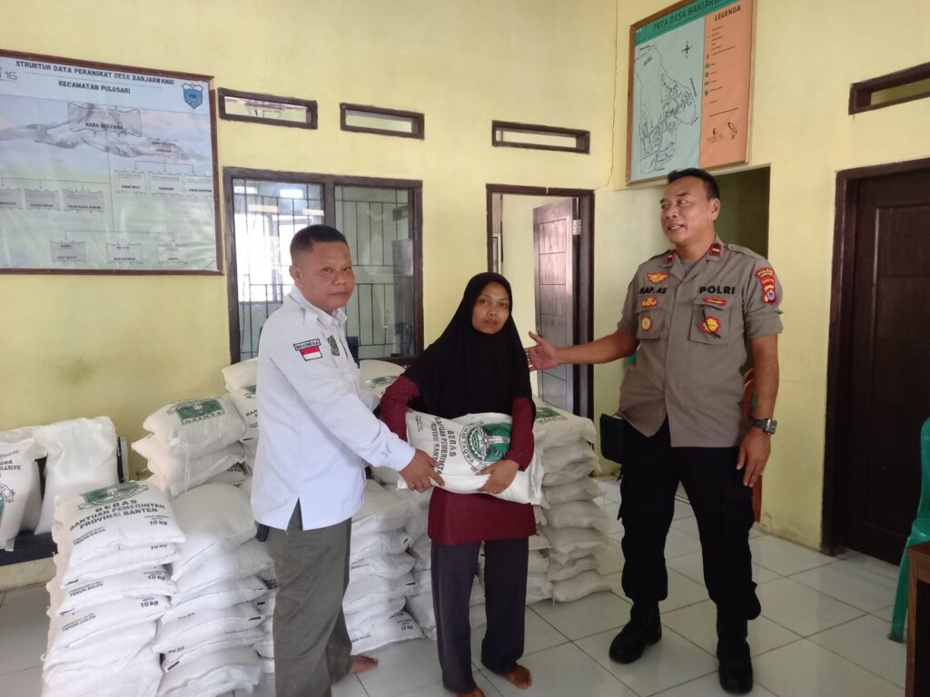 Kapolsek Pulosari dan Bhabinkamtibmas Pantau Pendistribusian Bantuan Pangan Beras di Desa Pulosari 7 WhatsApp Image 2023 10 25 at 10.11.31
