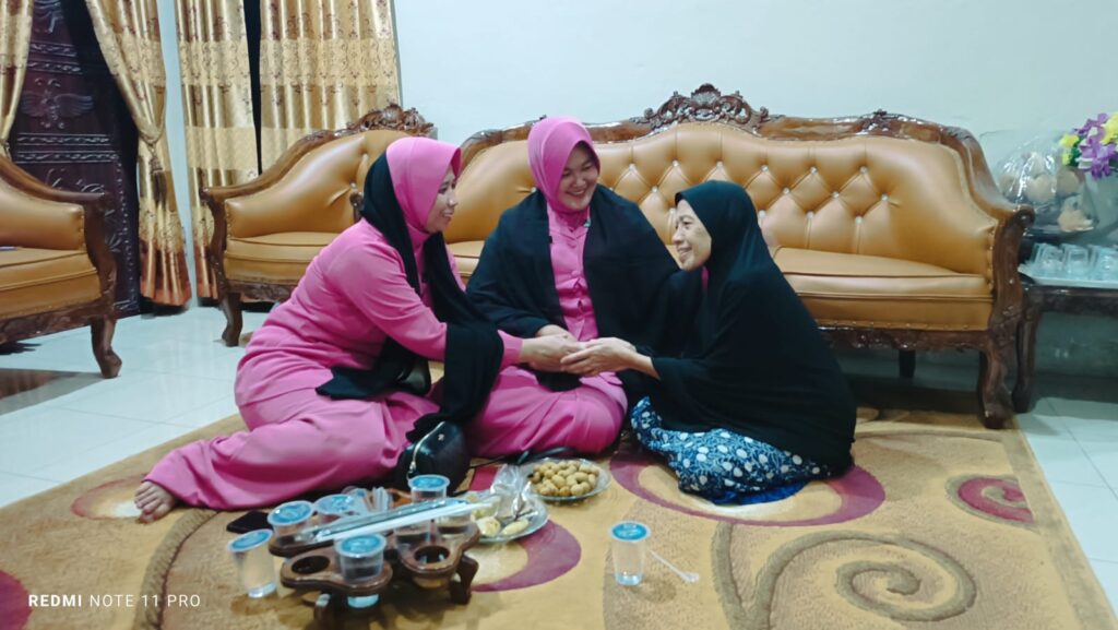 Polsek Pandeglang dan Bhayangkari Ranting Polsek Kota Pandeglang Gelar Takziah di Rumah Duka Personil 9 WhatsApp Image 2023 10 25 at 20.15.27