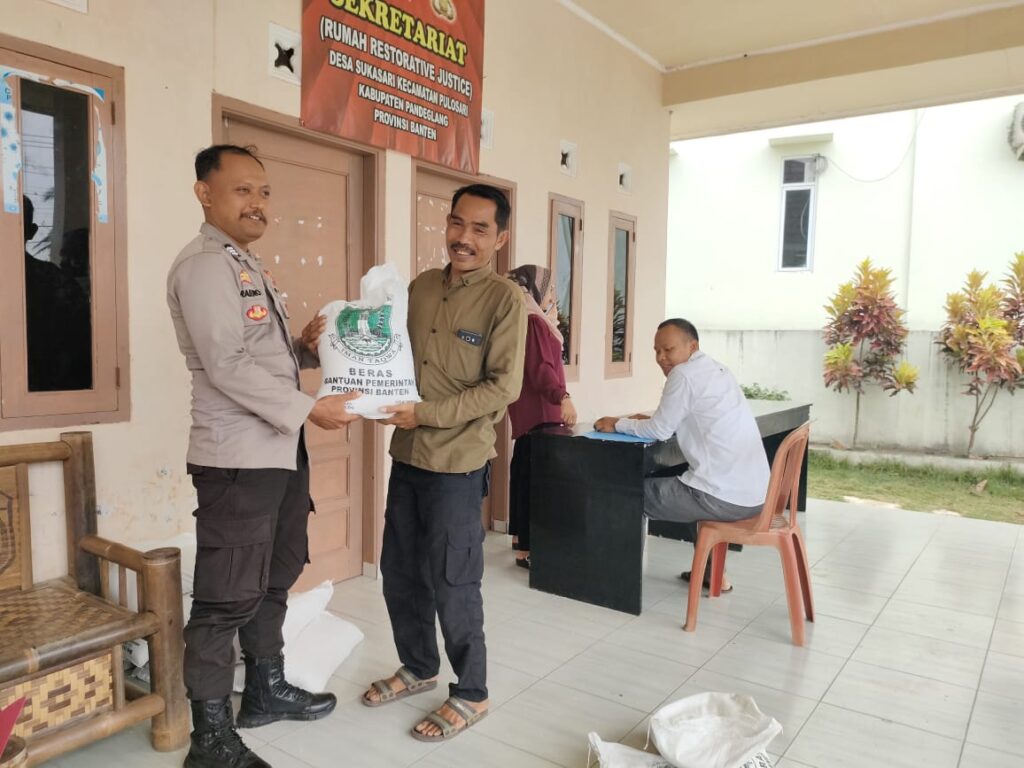 Polsek Pulosari: Penyaluran Bantuan Perlindungan Sosial Tahun 2023 di Desa Sukaraja 10 WhatsApp Image 2023 10 25 at 20.17.32