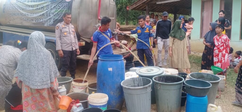 Kapolsek Angsana Distribusikan Bantuan Air Bersih ke Desa yang Terdampak Kekeringan 2 WhatsApp Image 2023 10 26 at 09.41.15