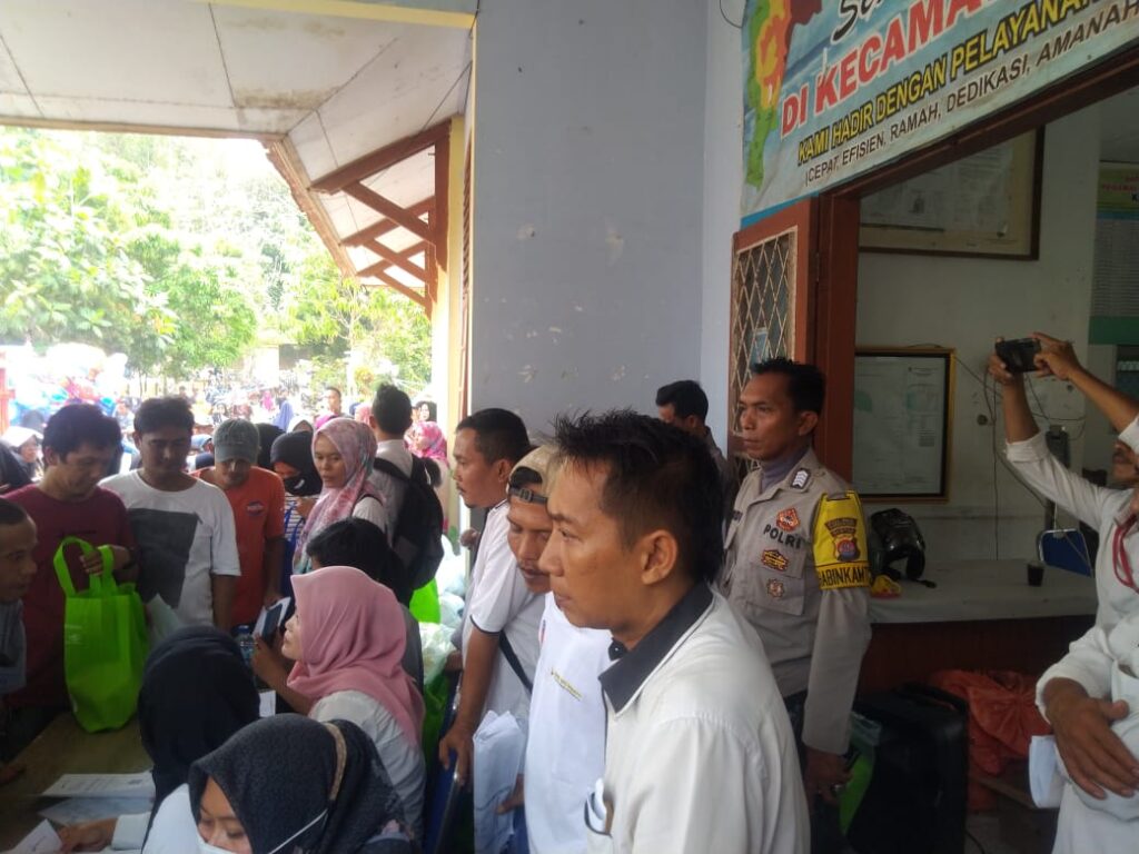 Personel Polsek Carita Melakukan Monitoring Penyaluran Bantuan Pangan Stunting (BPS) di Kabupaten Carita 3 WhatsApp Image 2023 10 26 at 09.57.30