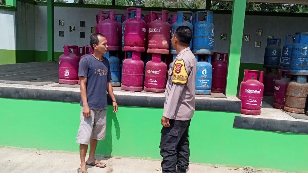 Bhabinkamtibmas Polsek Cikedal Melakukan Kegiatan Sambang dan Silaturahmi dengan Karyawan Gas LPG PT Mahkota Jaya Utama Lestari 7 WhatsApp Image 2023 10 26 at 15.24.07