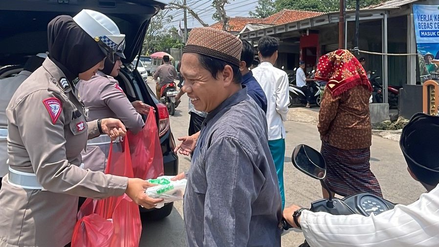 Polres Pandeglang Bagikan Nasi Kotak Gratis dalam Kegiatan Jumat Berkah 6 WhatsApp Image 2023 10 27 at 13.05.31