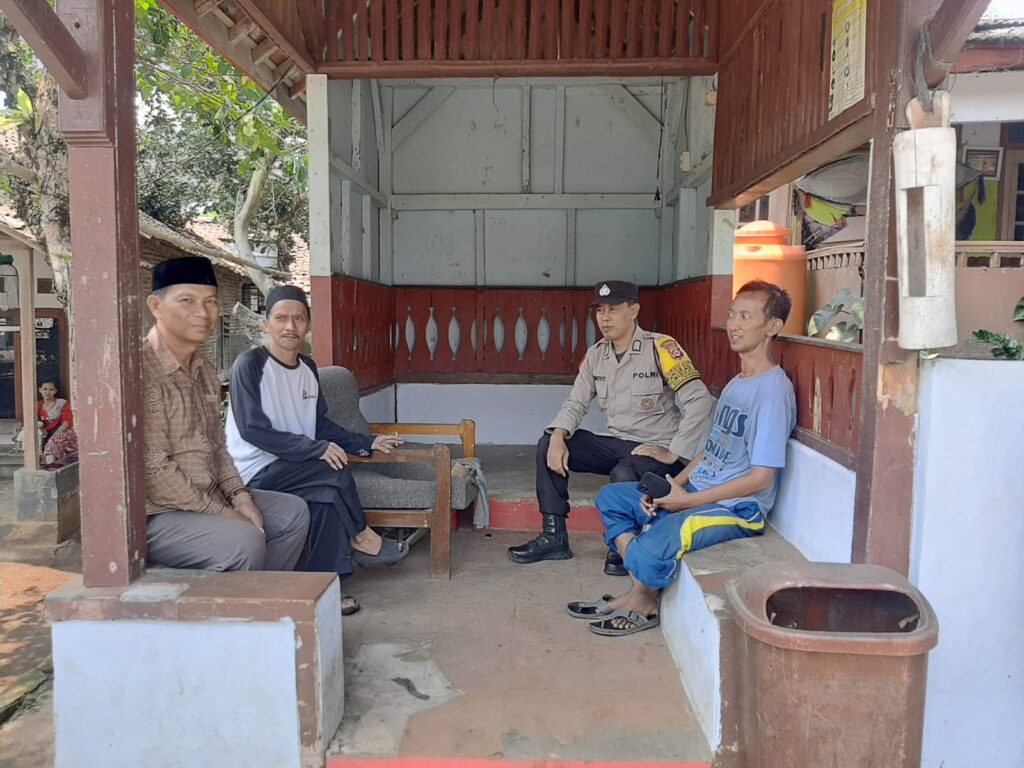 Bhabinkamtibmas Polsek Pandeglang Sambang Warga, Himbau Jaga Kamtibmas 8 WhatsApp Image 2023 10 27 at 14.33.46