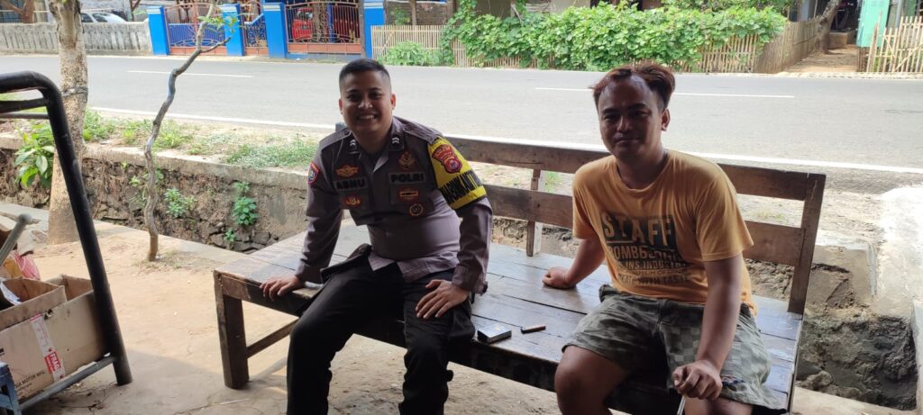 Bhabinkamtibmas Polsek Cikeusik Melakukan Sambang Door to Door untuk Mendukung Kamtibmas dan Menyerap Aspirasi Masyarakat 1 WhatsApp Image 2023 10 28 at 15.57.48