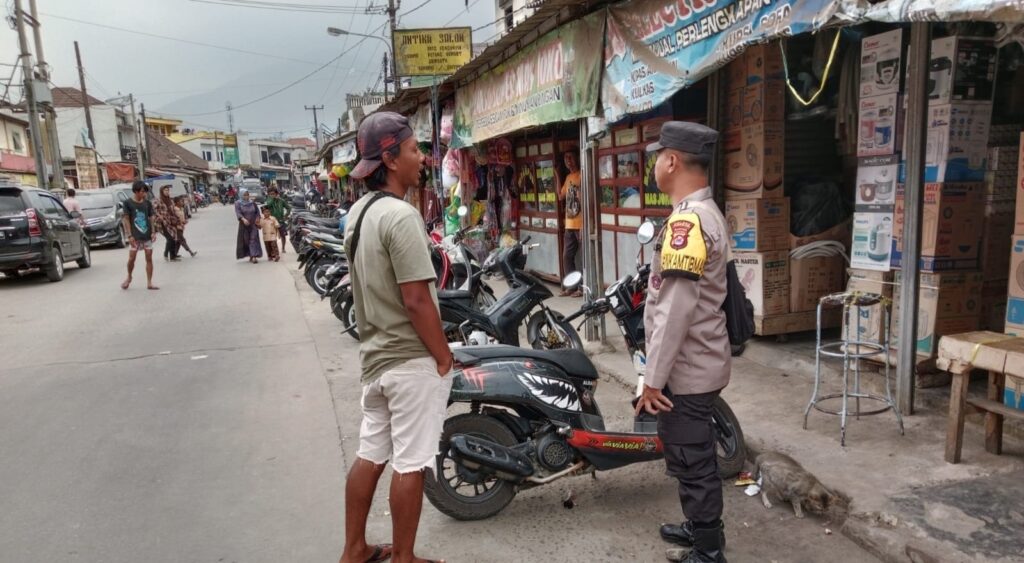Pak Bhabin Polsek Menes Sambangi Pasar Tradisional dalam Kegiatan Patroli Dialogis 3 WhatsApp Image 2023 10 28 at 16.17.25