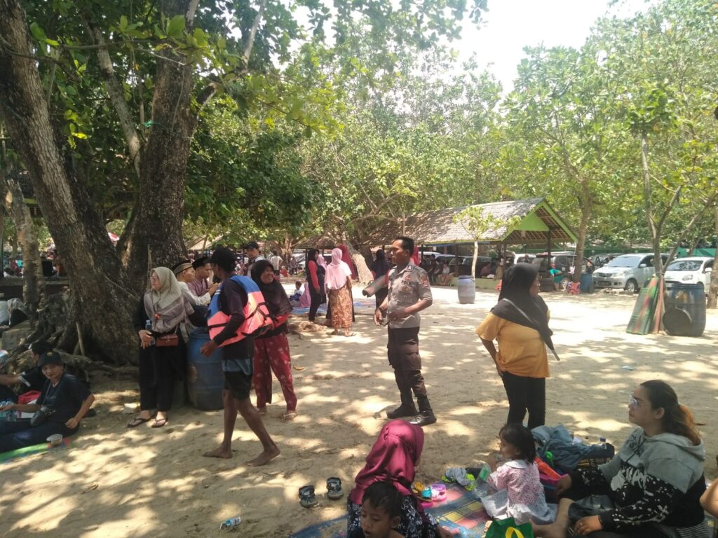 Polsek Carita Lakukan Pengamanan Lokasi Wisata untuk Menjaga Keamanan dan Ketertiban 4 WhatsApp Image 2023 10 28 at 16.21.05