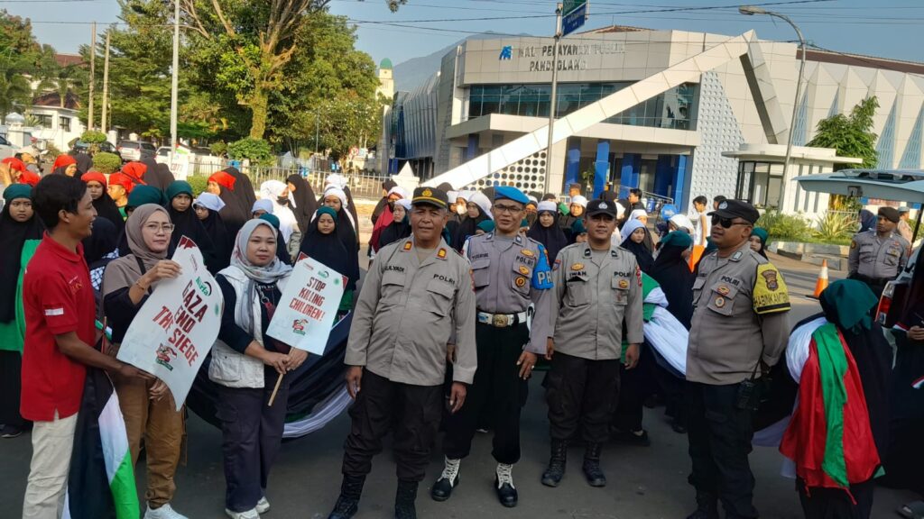 Polsek Pandeglang Amankan Aksi Solidaritas Palestina di Alun-Alun Pandeglang 9 WhatsApp Image 2023 10 29 at 16.18.05