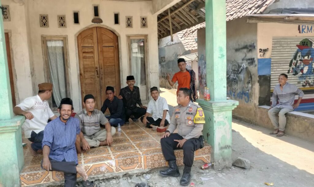 Kedekatan Bhabinkamtibmas Polsek Munjul dengan Warga Melalui Door to Door System (DDS) 10 WhatsApp Image 2023 10 29 at 16.30.52