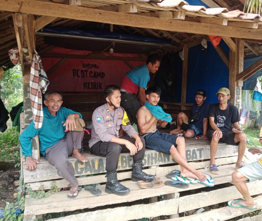 Bhabinkamtibmas Polsek Pagelaran Sambangi Remaja Desa Binaan di Sindanglaya 4 WhatsApp Image 2023 10 29 at 19.04.43