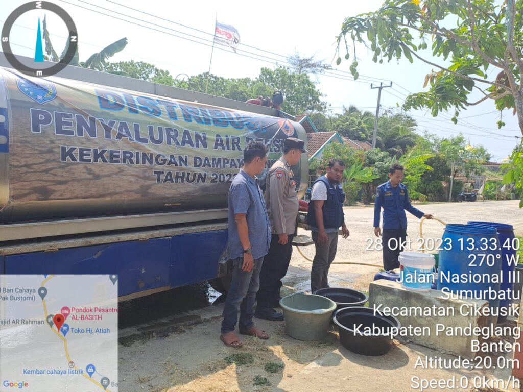 Polsek Cikeusik Sediakan Bantuan Air Bersih bagi Warga yang Mengalami Kesulitan 7 WhatsApp Image 2023 10 29 at 19.25.03