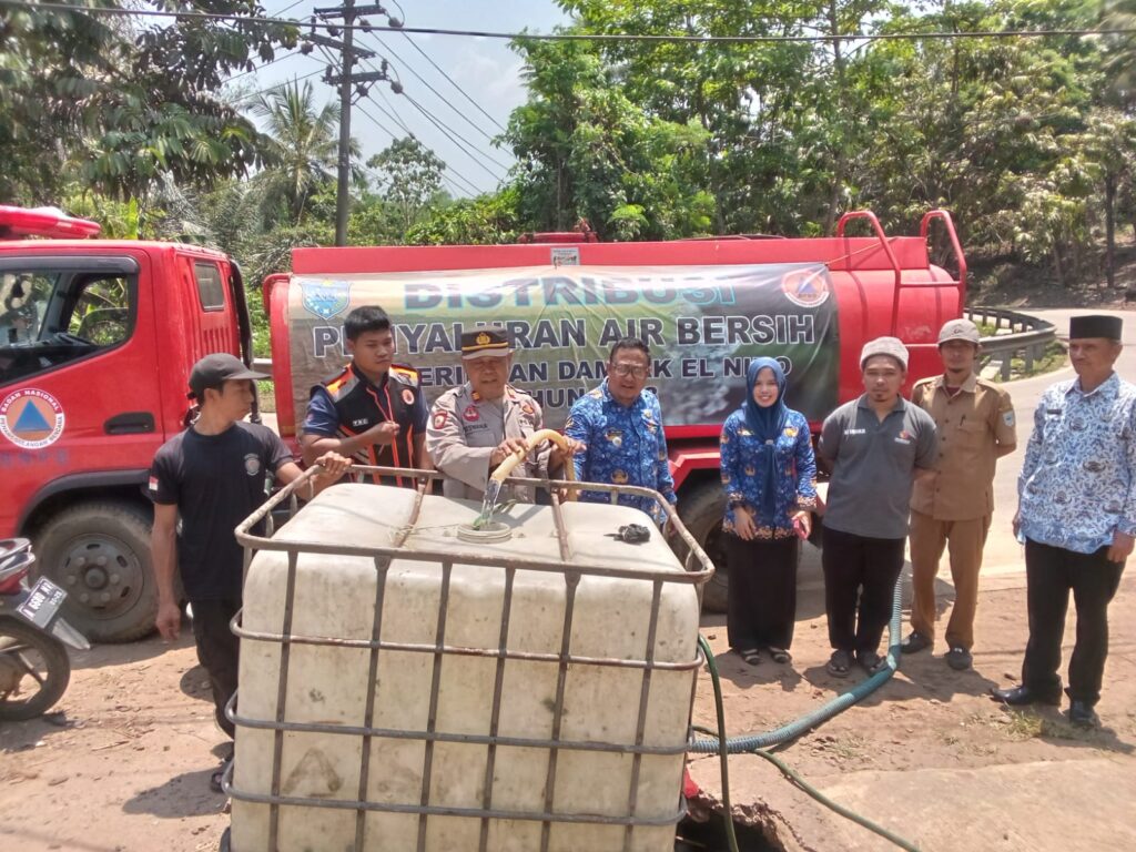 Polsek Bojong Distribusikan Bantuan Air Bersih untuk Warga Terdampak Kekeringan 1 WhatsApp Image 2023 10 30 at 13.48.54