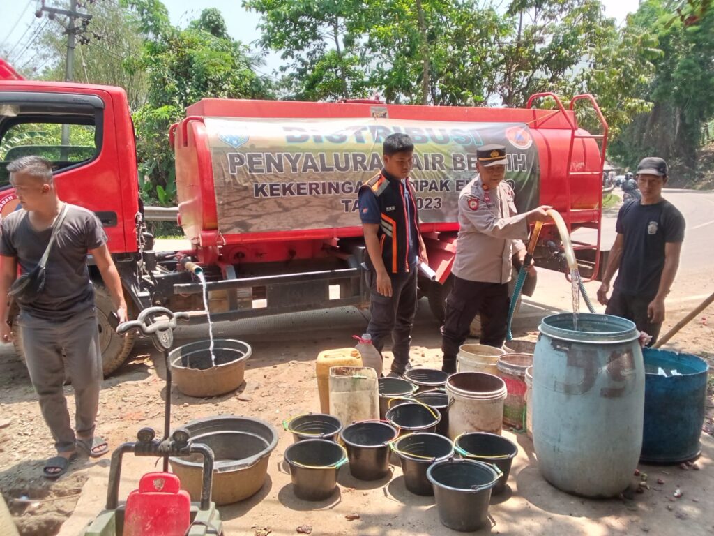 Polsek Bojong Bagikan Ribuan Liter Air Bersih kepada Warga Terdampak Kekeringan 2 WhatsApp Image 2023 10 30 at 13.48.55