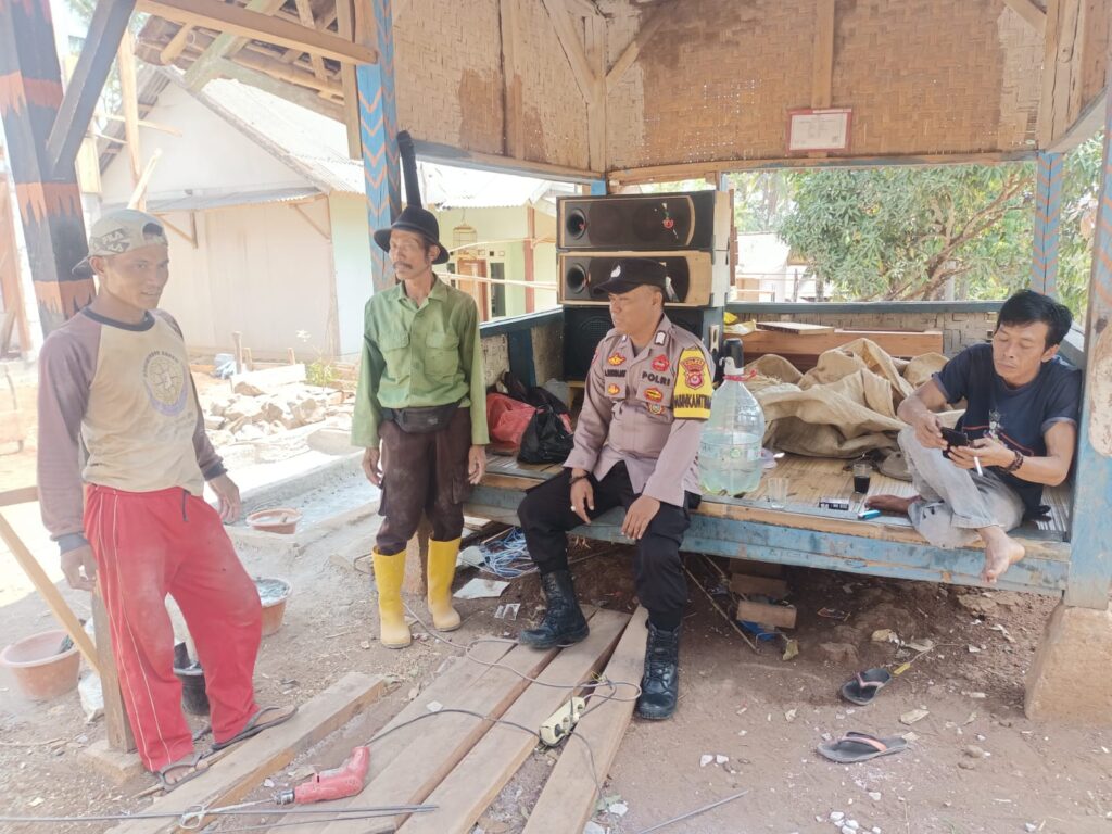 Bhabinkamtibmas Polsek Cimanggu Ajak Warga Jaga Kamtibmas melalui Silaturahmi 10 WhatsApp Image 2023 10 30 at 21.31.24