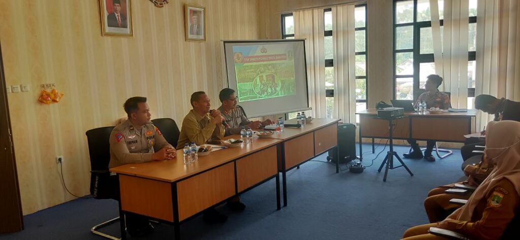 Polres Pandeglang Dampingi Sosialisasi Saber Pungli di Kantor Samsat 4 WhatsApp Image 2023 10 31 at 12.18.20