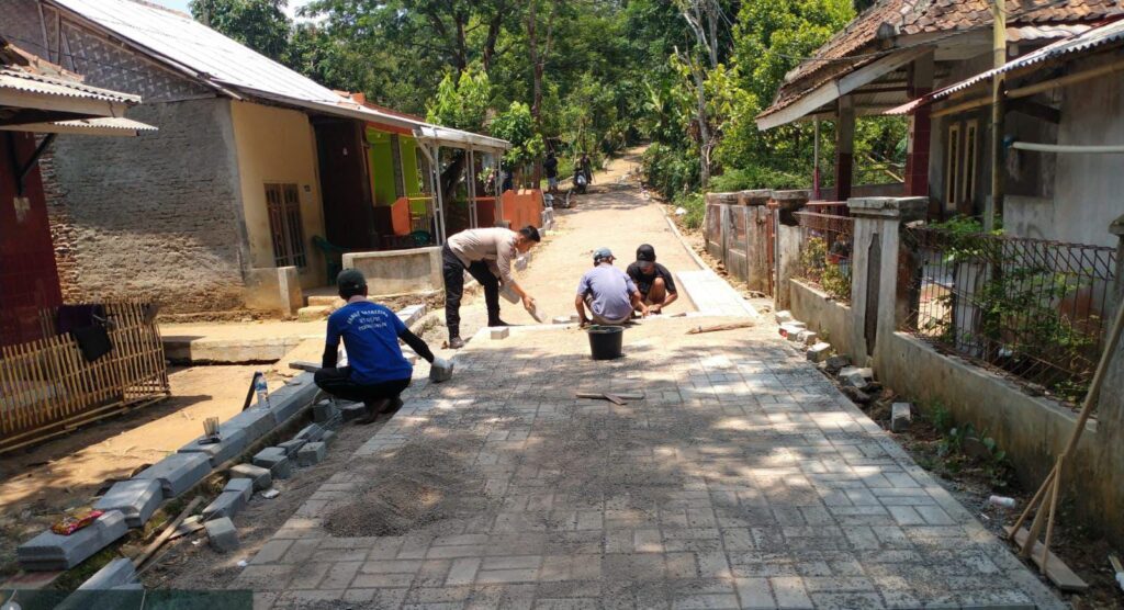 Bhabinkamtibmas Polsek Cimanuk Desa Kalanggunung Gotong Royong dengan Warga 6 WhatsApp Image 2023 10 31 at 14.13.10