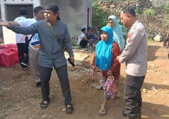 Bhabinkamtibmas Polsek Pulosari Terus Membina Kekompakan dengan Warga di Desa Kadu Hejo 7 WhatsApp Image 2023 10 31 at 19.32.37