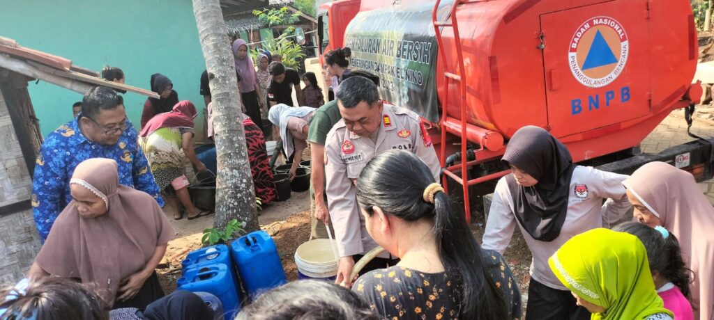 Polsek Bojong dan Dinas BPBD Kabupaten Pandeglang Bekerja Sama Distribusikan Air Bersih kepada Warga Terdampak Kekeringan 9 WhatsApp Image 2023 10 31 at 19.36.34