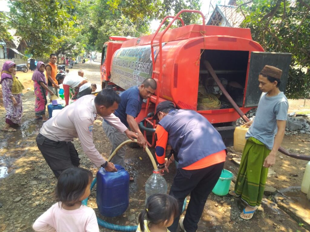 Polsek Carita Berikan Bantuan Air Bersih kepada Warga Terdampak Kekeringan 6 WhatsApp Image 2023 10 31 at 20.05.46