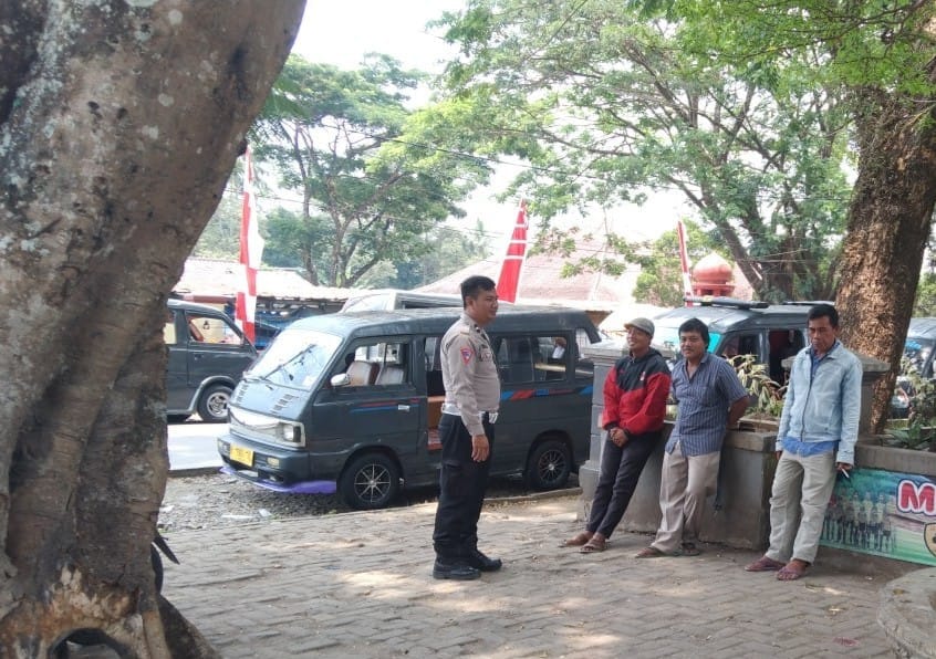 Polsek Menes Berikan Penyuluhan Keselamatan kepada Supir Angkutan Umum 7 WhatsApp Image 2023 10 31 at 20.07.34