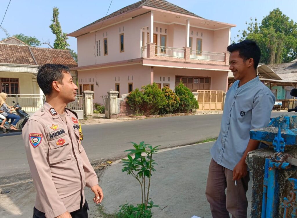 Bhabinkamtibmas Polsek Menes Melaksanakan Giat Door To Door System untuk Meningkatkan Kamtibmas 8 WhatsApp Image 2023 10 31 at 20.15.56