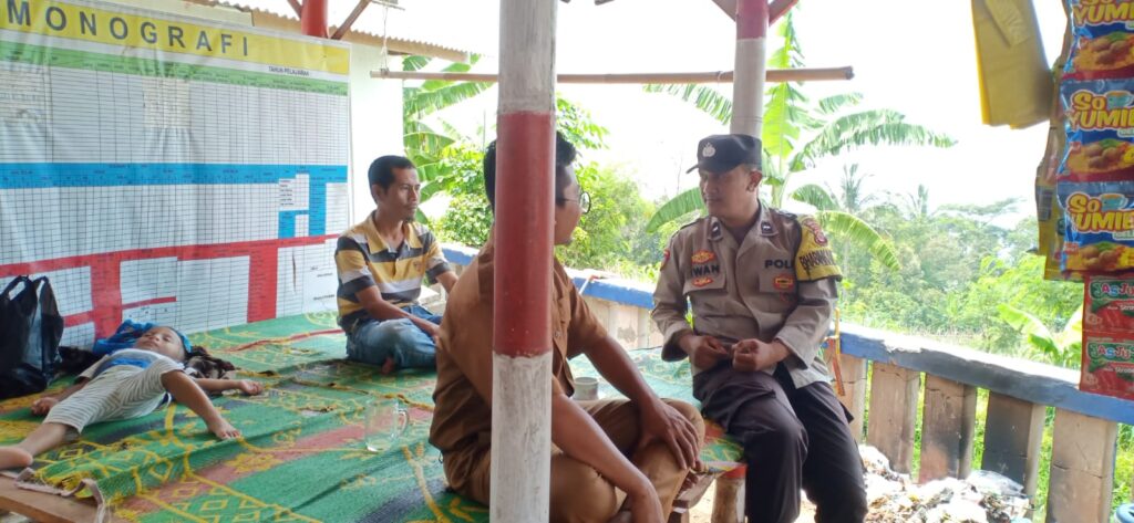 Bhabinkamtibmas Polsek Pandeglang Lakukan Pengecekan dan Sosialisasi Kesiapsiagaan di Desa Pagerbatu 9 WhatsApp Image 2023 10 31 at 20.35.46