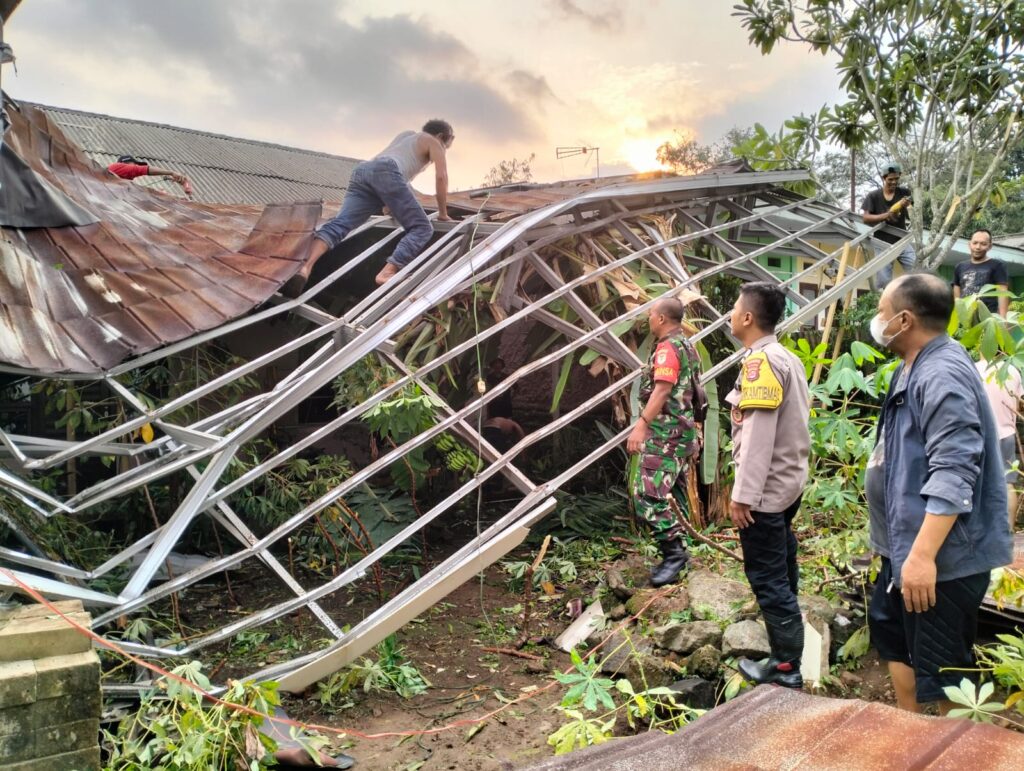 Bhabinkamtibmas Polsek Pandeglang Lakukan Pengecekan Pasca-Kejadian Angin Kencang di Kp Ciekek Masjid 2 10 WhatsApp Image 2023 10 31 at 20.37.31