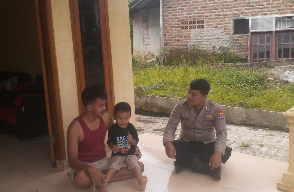 Bhabinkamtibmas Polsek Banjar Sambangi Warga di Kp. Gunungtorong untuk Meningkatkan Kamtibmas 1 WhatsApp Image 2023 10 31 at 20.42.15
