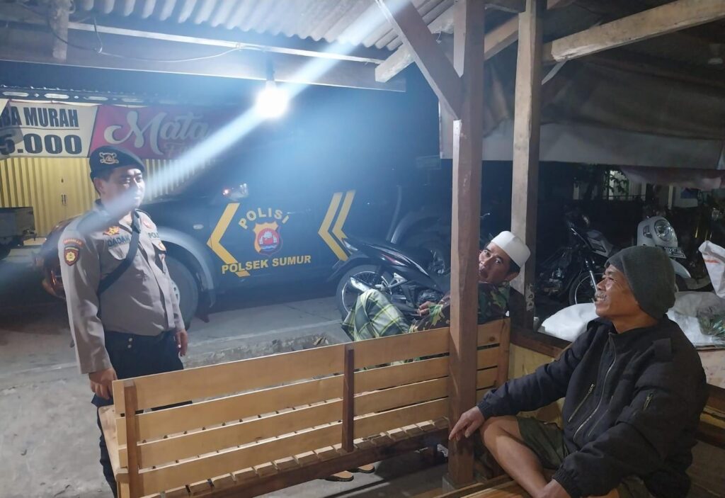 Polsek Sumur Lakukan Patroli Malam untuk Menjaga Kamtibmas 8 WhatsApp Image 2023 11 01 at 09.18.31