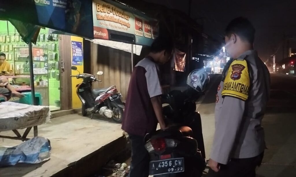 Polsek Bojong Melaksanakan Patroli Malam dalam Upaya Menjaga Kamtibmas 9 WhatsApp Image 2023 11 01 at 09.20.34