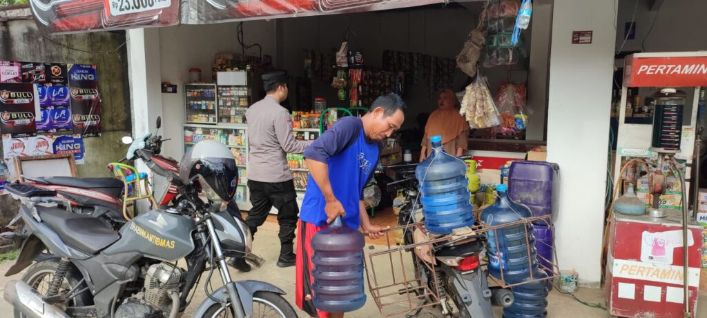 Bhabinkamtibmas Polsek Cikeusik Sosialisasikan Pentingnya Keamanan kepada Pedagang di Kp. Batujaya 4 WhatsApp Image 2023 11 01 at 09.26.27