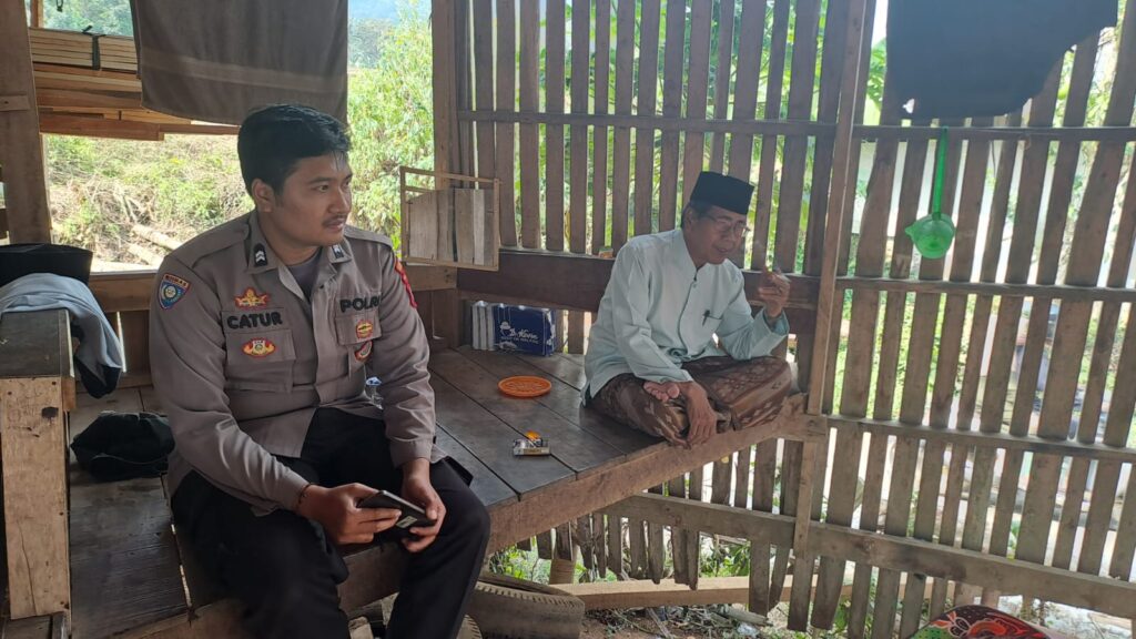 Bhabinkamtibmas Polsek Mandalawangi Sambangi Warga dalam Upaya Menciptakan Kamtibmas Aman dan Kondusif 5 WhatsApp Image 2023 11 01 at 09.39.38